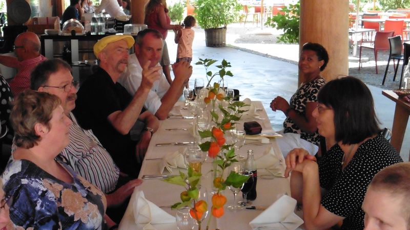 Zünfterinnen und Zünfter an der Tafel eines Sommeranlasses der Zunft